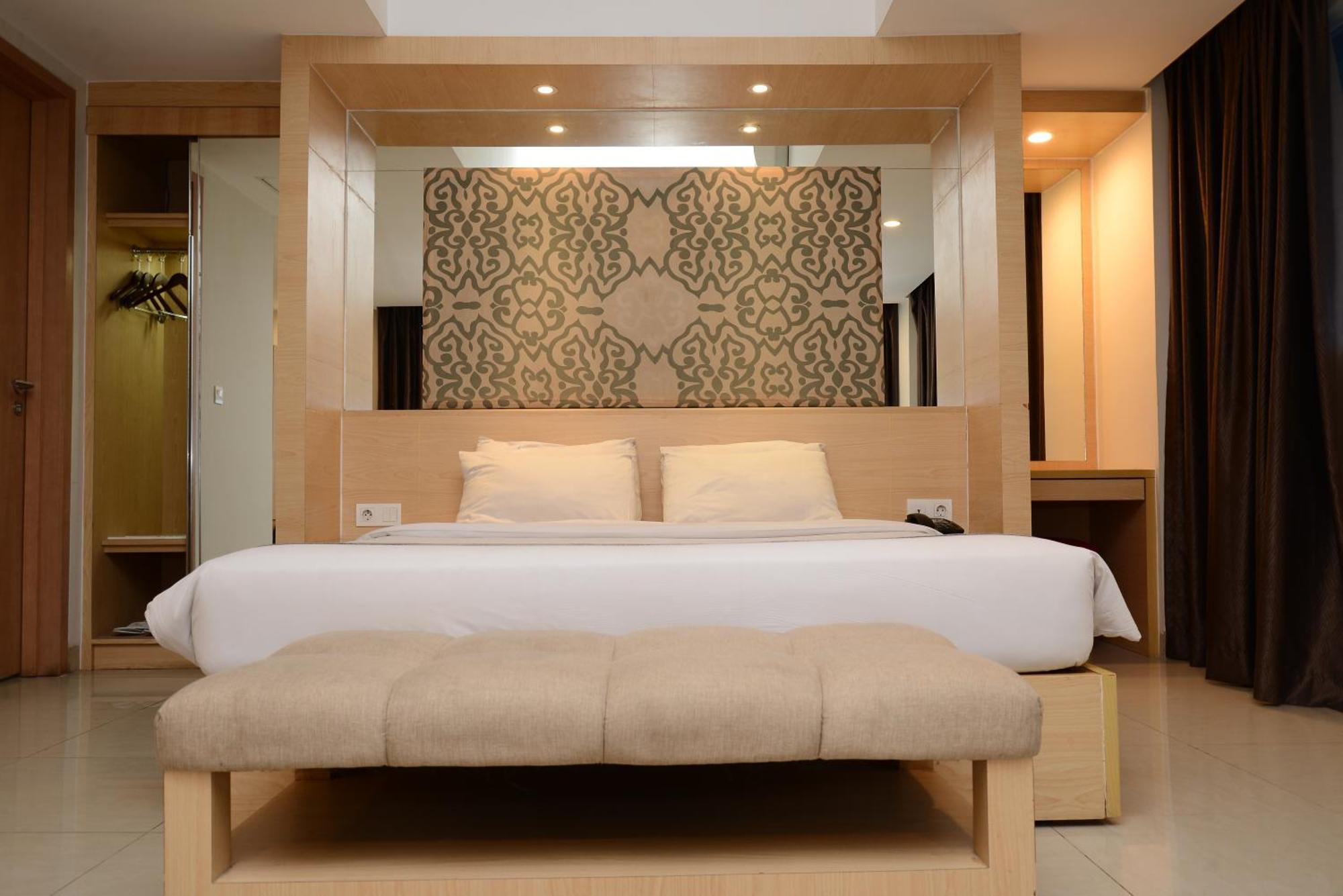Metland Hotel Cirebon Buitenkant foto